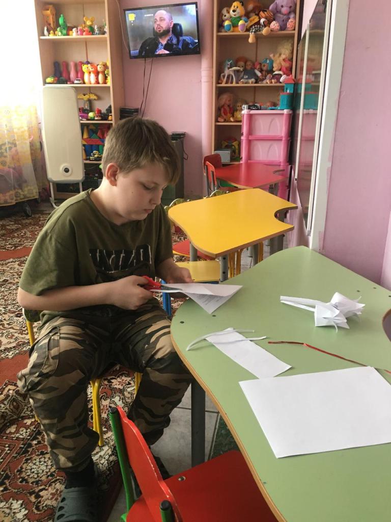 Егор быстро освоил увлекательную технику оригами и изготовил оригинальный букет тюльпанов